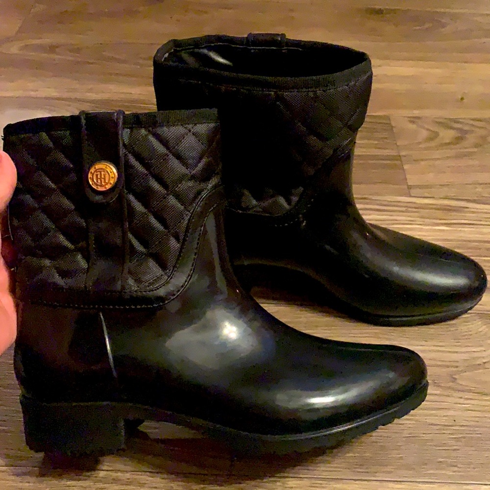 Woman Tommy Hilfiger rubber boots; Size 9